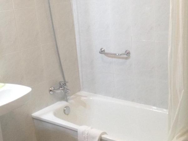 Hotel Capital de Galicia : photo 6 de la chambre chambre simple avec salle de bains privative