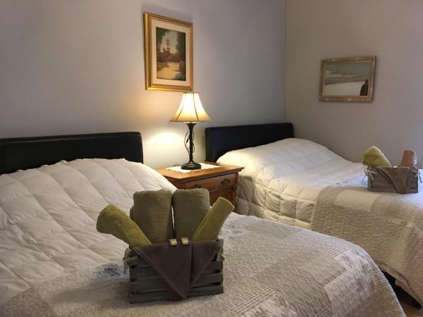 B&B Chez Hubert : photo 3 de la chambre chambre double avec 2 lits doubles et balcon