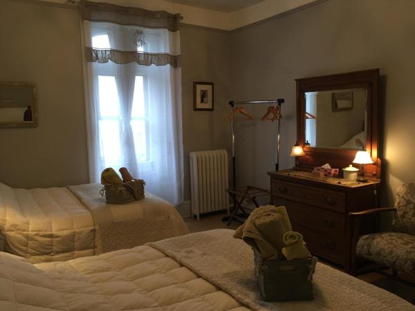 B&B Chez Hubert : photo 2 de la chambre chambre double avec 2 lits doubles et balcon