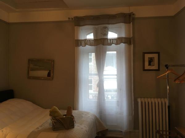 B&B Chez Hubert : photo 1 de la chambre chambre double avec 2 lits doubles et balcon
