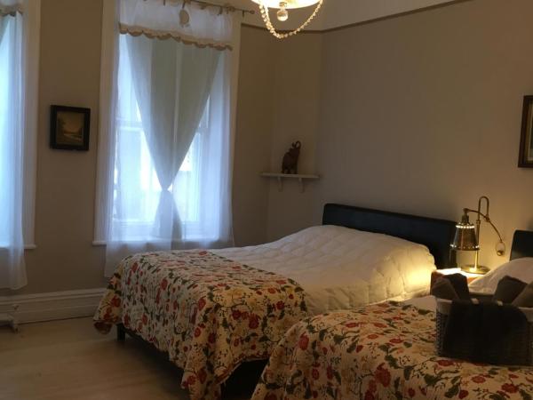 B&B Chez Hubert : photo 1 de la chambre chambre avec 2 grands lits queen-size