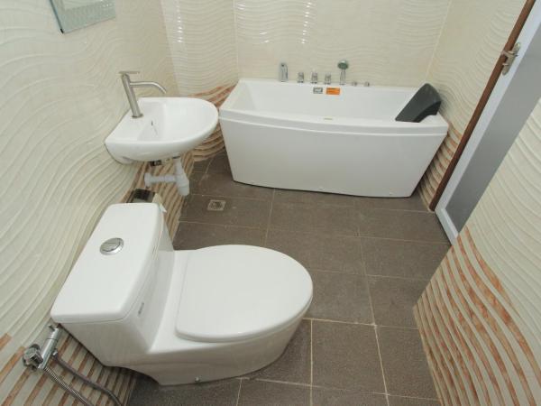 Veer Hotel : photo 6 de la chambre suite avec baignoire spa