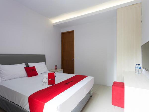 RedDoorz Plus near Cilandak Town Square 2 : photo 7 de la chambre chambre double standard