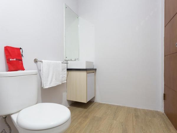 RedDoorz Plus near Cilandak Town Square 2 : photo 10 de la chambre chambre double standard