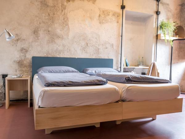 Un posto a Milano - guesthouse all'interno di una cascina del 700 : photo 3 de la chambre chambre quadruple avec salle de bains privative séparée