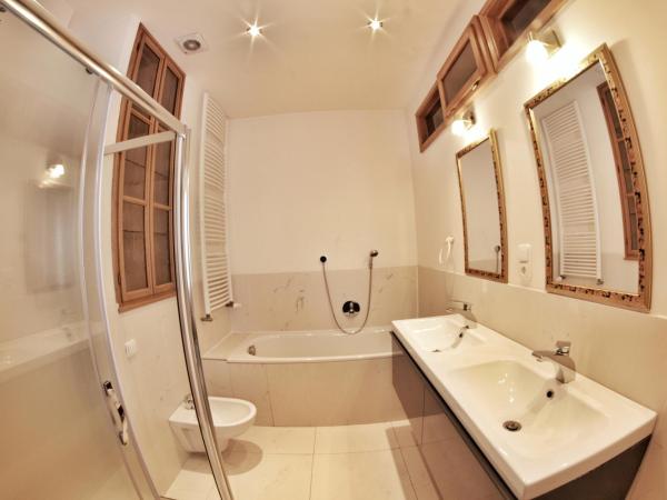 Hostel HOMEr - Old Town Square : photo 2 de la chambre chambre simple avec salle de bains commune