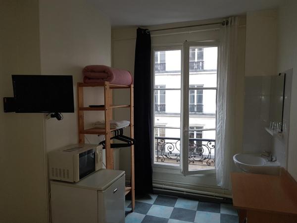 Au Royal Mad : photo 1 de la chambre chambre double avec salle de bains commune