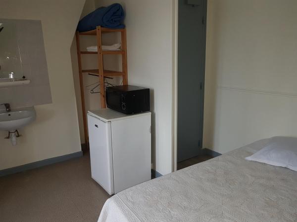 Au Royal Mad : photo 1 de la chambre chambre lits jumeaux avec salle de bains commune