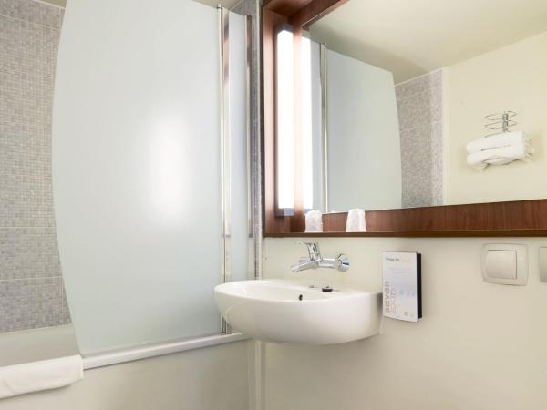 Campanile PRIME - Montpellier Est Le Millénaire : photo 6 de la chambre chambre nouvelle génération (1 lit double et 1 lit junior) 