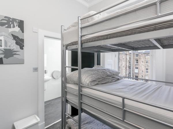 West End Hotel : photo 5 de la chambre lit dans un dortoir mixte de 6 lits avec salle de bains privative