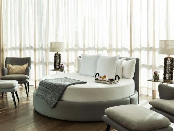 Marquis SkySuites : photo 7 de la chambre suite lit king-size avec baignoire spa