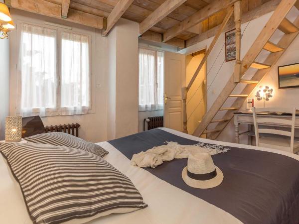 The Originals Boutique, Clair Hôtel, Martigues : photo 2 de la chambre chambre familiale quadruple