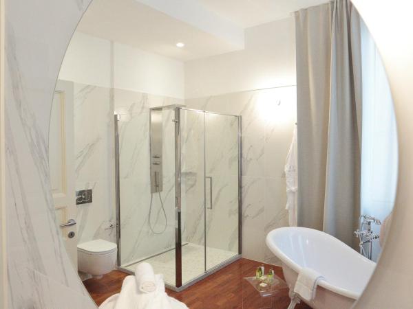 Palazzo Cini Luxury Rooms in Pisa : photo 6 de la chambre chambre triple supérieure avec baignoire