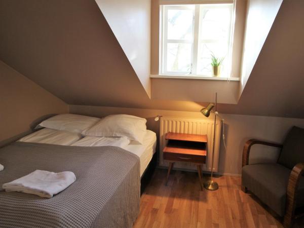 Grettir Guesthouse : photo 4 de la chambre chambre double avec salle de bains commune