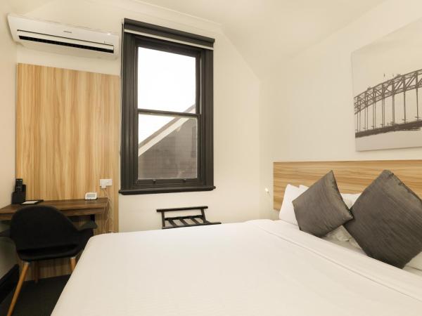 Glenferrie Lodge : photo 8 de la chambre chambre triple avec salle de bains commune