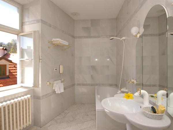 Hotel Dvorak Cesky Krumlov : photo 1 de la chambre chambre double deluxe avec vue sur château