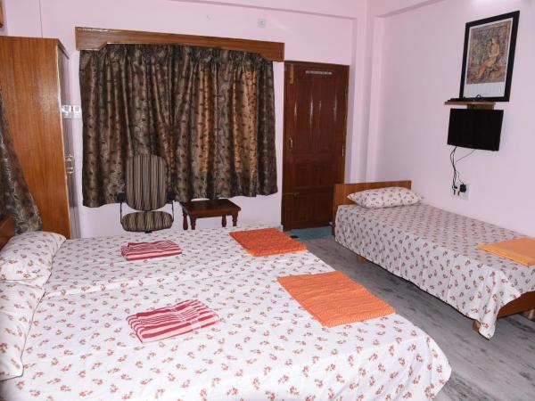 anjani mansion : photo 2 de la chambre chambre triple avec salle de bains