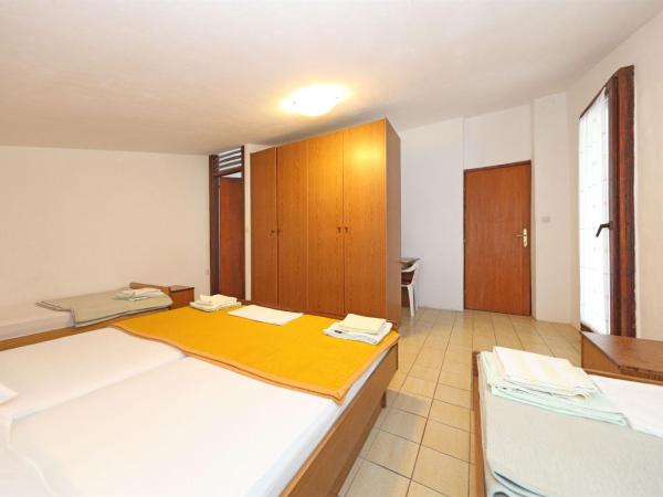 Rooms Jeriko : photo 5 de la chambre chambre triple avec terrasse