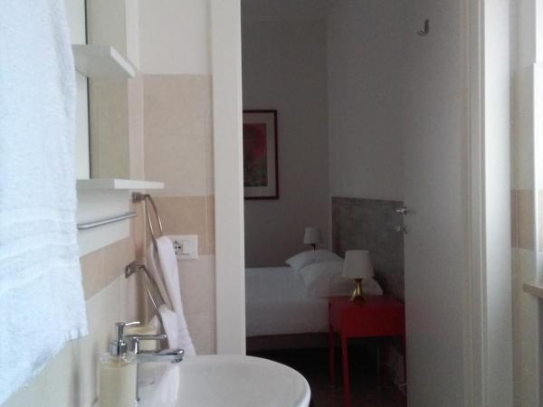 B&B Mameli 41 : photo 1 de la chambre chambre double ou lits jumeaux avec salle de bains privative