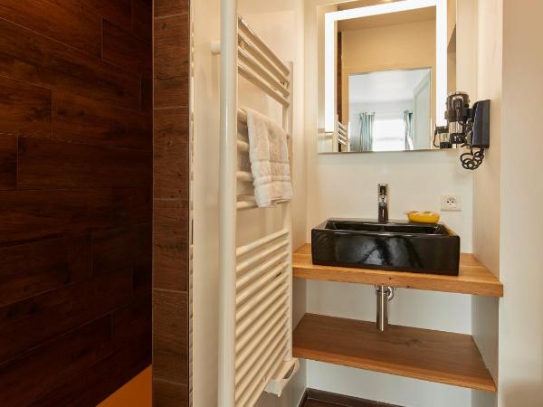 Logis Hôtel La Chaize : photo 3 de la chambre chambre quadruple confort avec terrasse