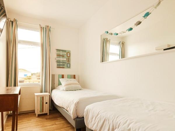 Logis Hôtel La Chaize : photo 2 de la chambre chambre quadruple confort avec terrasse