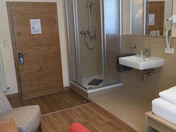 Hotel Plainbrücke | self check-in : photo 3 de la chambre chambre simple avec toilettes communes