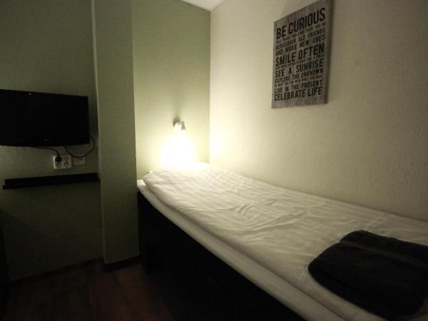 Hotell Centralstation : photo 2 de la chambre petite chambre lits jumeaux avec salle de bains commune - sans fenêtre