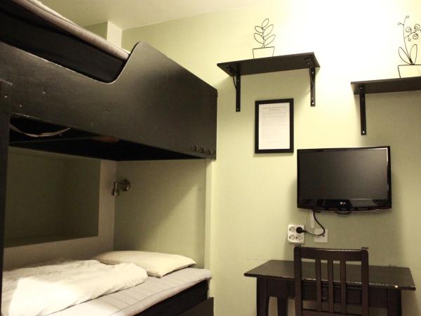 Vandrarhem Uppsala Centralstation : photo 2 de la chambre chambre triple avec salle de bains commune