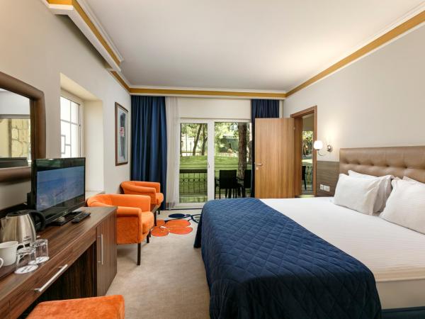 Pine Beach Belek : photo 3 de la chambre chambre familiale club jardin