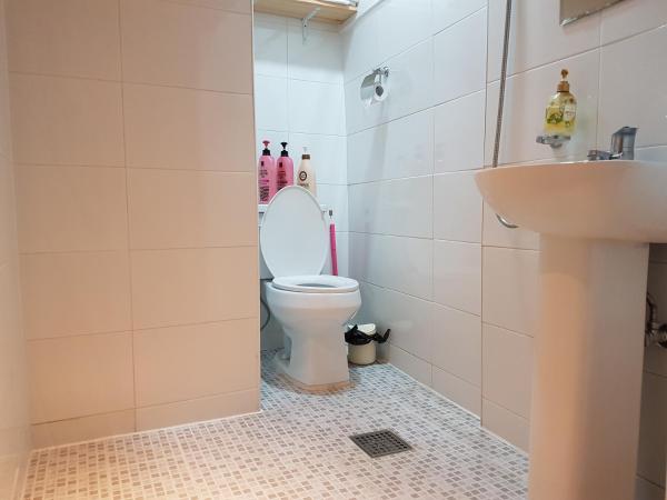 Gongsimga Hanok Guesthouse : photo 10 de la chambre chambre quadruple avec salle de bains privative