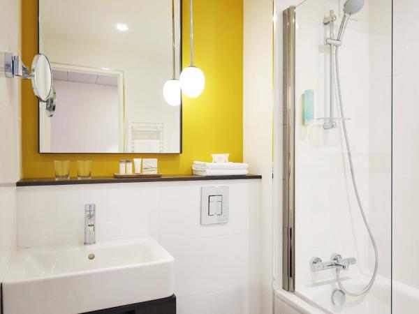 B&B HOTEL Paris 17 Batignolles : photo 1 de la chambre chambre double confort