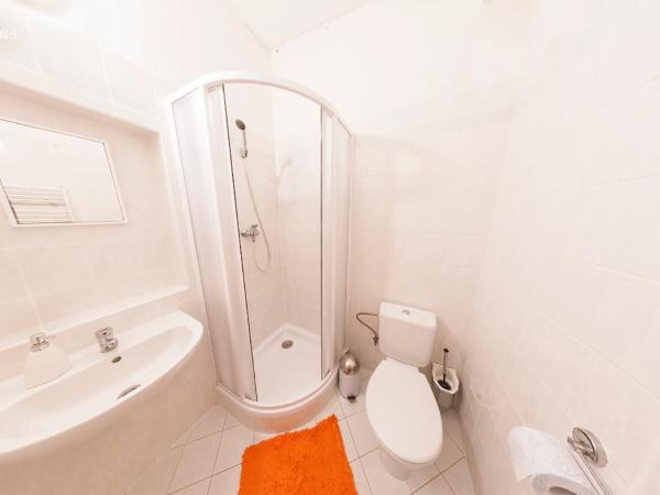 Pension Lukas : photo 3 de la chambre chambre triple avec douche #2