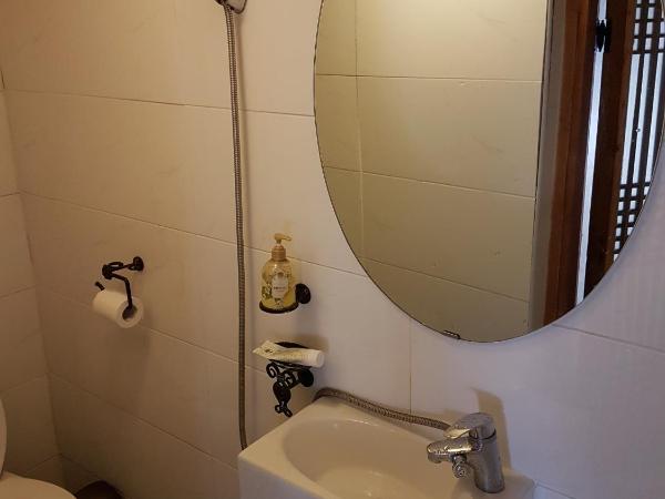 Gongsimga Hanok Guesthouse : photo 7 de la chambre chambre triple avec salle de bains privative