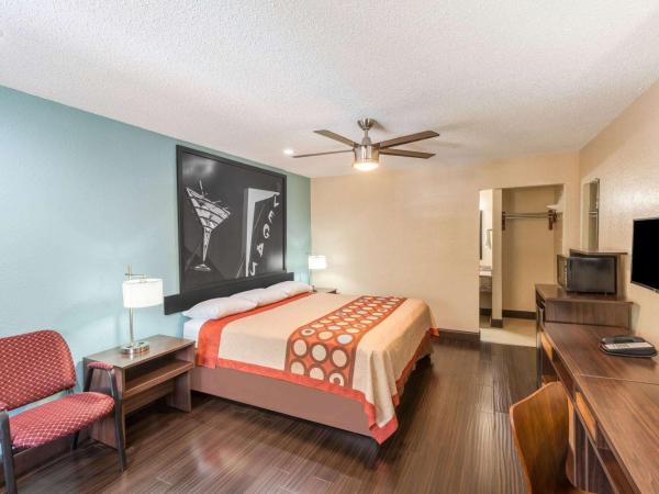 Super 8 by Wyndham Austin University/Downtown Area : photo 1 de la chambre chambre lit king-size - non-fumeurs