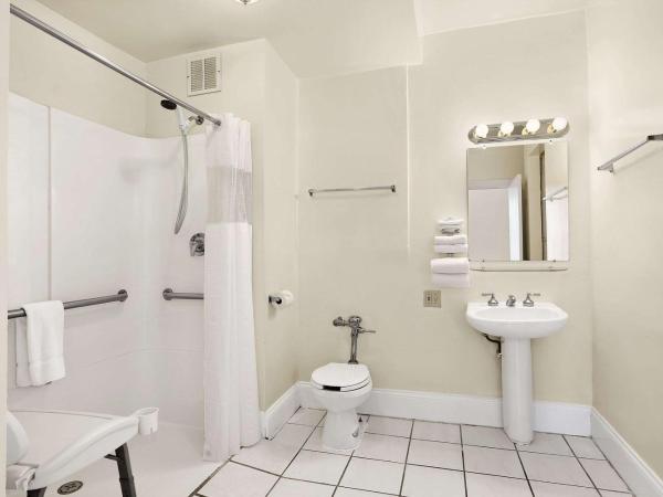 Travelodge by Wyndham Downtown Chicago : photo 2 de la chambre hébergement avec 2 lits doubles - accessible aux personnes à mobilité réduite - non-fumeurs