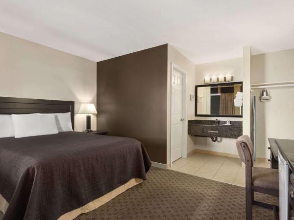 Travelodge by Wyndham Kamloops Mountview : photo 1 de la chambre chambre lit queen-size