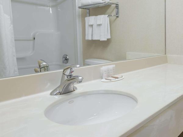 Howard Johnson by Wyndham Toronto Downtown West : photo 2 de la chambre chambre supérieure lit king-size - fumeurs