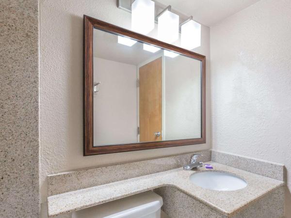 Breeze Inn & Suites, Virginia Beach : photo 1 de la chambre chambre lit king-size deluxe