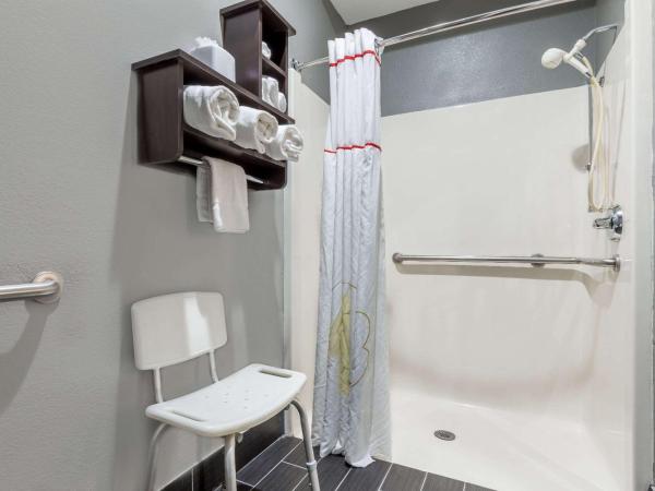 Hawthorn Extended Stay by Wyndham Columbus West : photo 5 de la chambre one-bedroom queen suite with mobility accessible roll-in shower - non-smoking