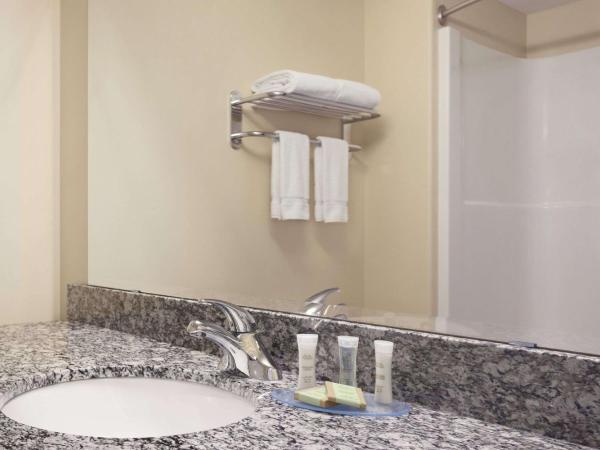 Super 8 by Wyndham Saskatoon Near Downtown : photo 2 de la chambre chambre lit queen-size accessible aux personnes à mobilité réduite – non-fumeurs