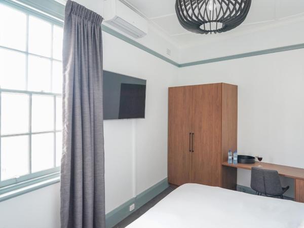 Oasis on Beamish Hotel : photo 2 de la chambre chambre lit king-size avec salle de bains commune