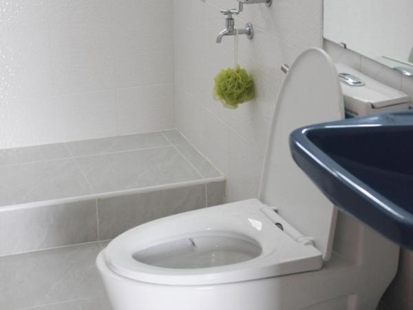 HOME@HOSTEL KANCHANABURI : photo 10 de la chambre chambre double avec salle de bains privative extérieure