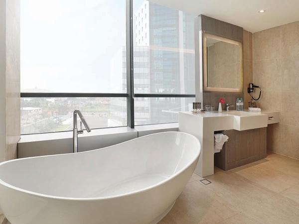 Novotel Samator Surabaya Timur : photo 4 de la chambre suite supérieure lit king-size