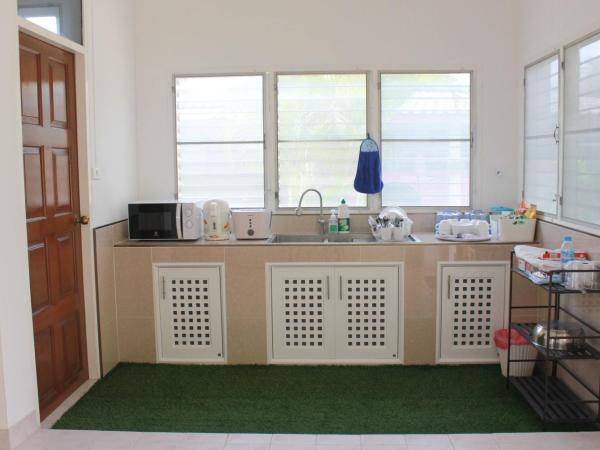 HOME@HOSTEL KANCHANABURI : photo 2 de la chambre chambre double standard avec salle de bains commune
