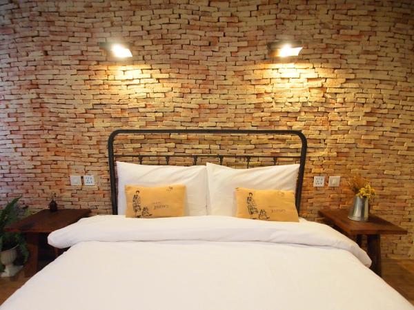 Niras Bankoc Hostel : photo 2 de la chambre chambre double avec salle de bains privative