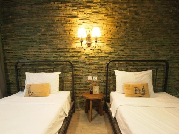 Niras Bankoc Hostel : photo 3 de la chambre chambre lits jumeaux avec salle de bains privative