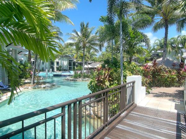 Luxury Apartments at Temple Resort and Spa Port Douglas : photo 6 de la chambre appartement 2 chambres près de la piscine
