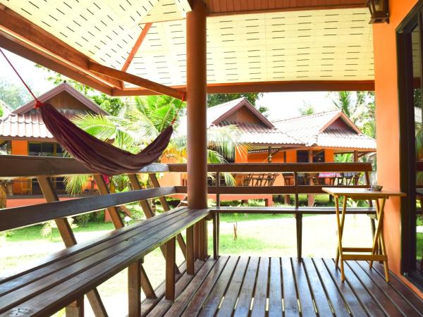 Lanta Pearl Beach Resort : photo 2 de la chambre bungalow avec climatisation
