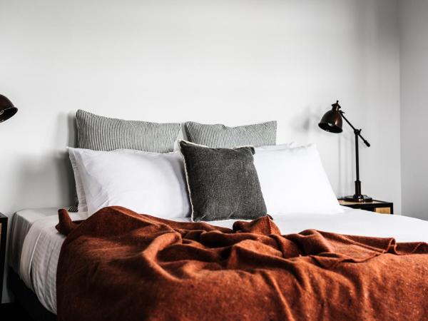 Sydney Park Hotel : photo 7 de la chambre chambre lit king-size avec salle de bains commune