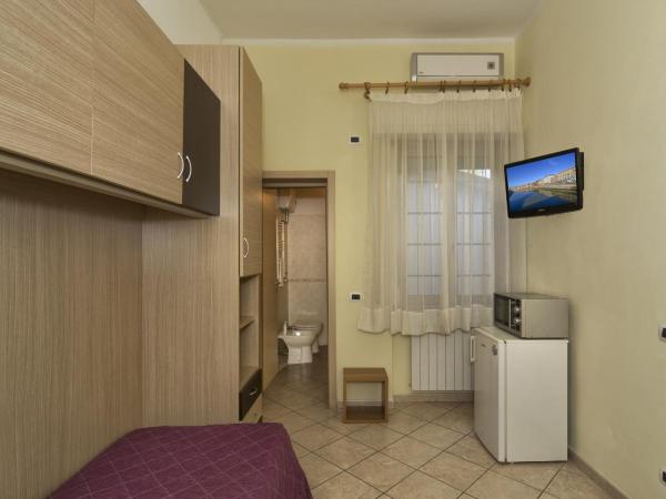 Affittacamere Elisa : photo 5 de la chambre chambre simple avec salle de bains 